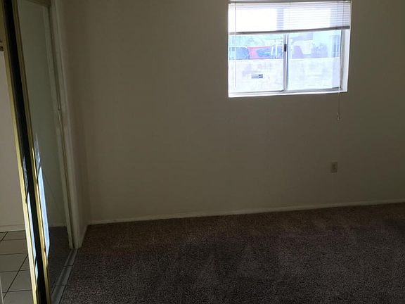 5th image of 343 E Blacklidge Dr