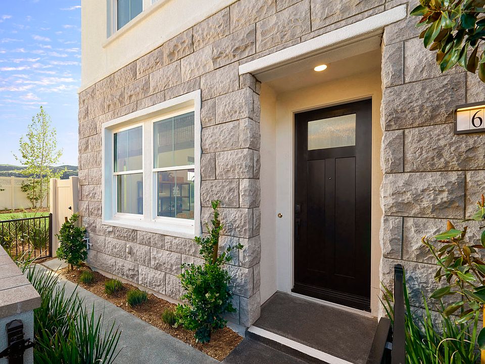 Front Exterior Courtyard