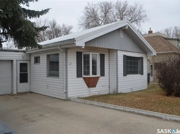 207 3rd Avenue W, Kindersley, SK S0L 1S0