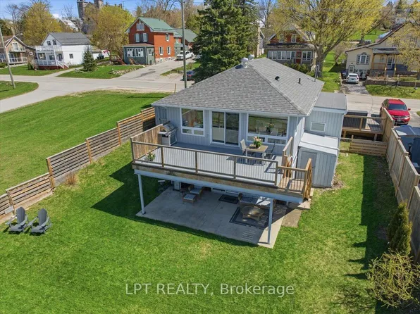 45 Water St, Penetanguishene, ON L9M 1M8