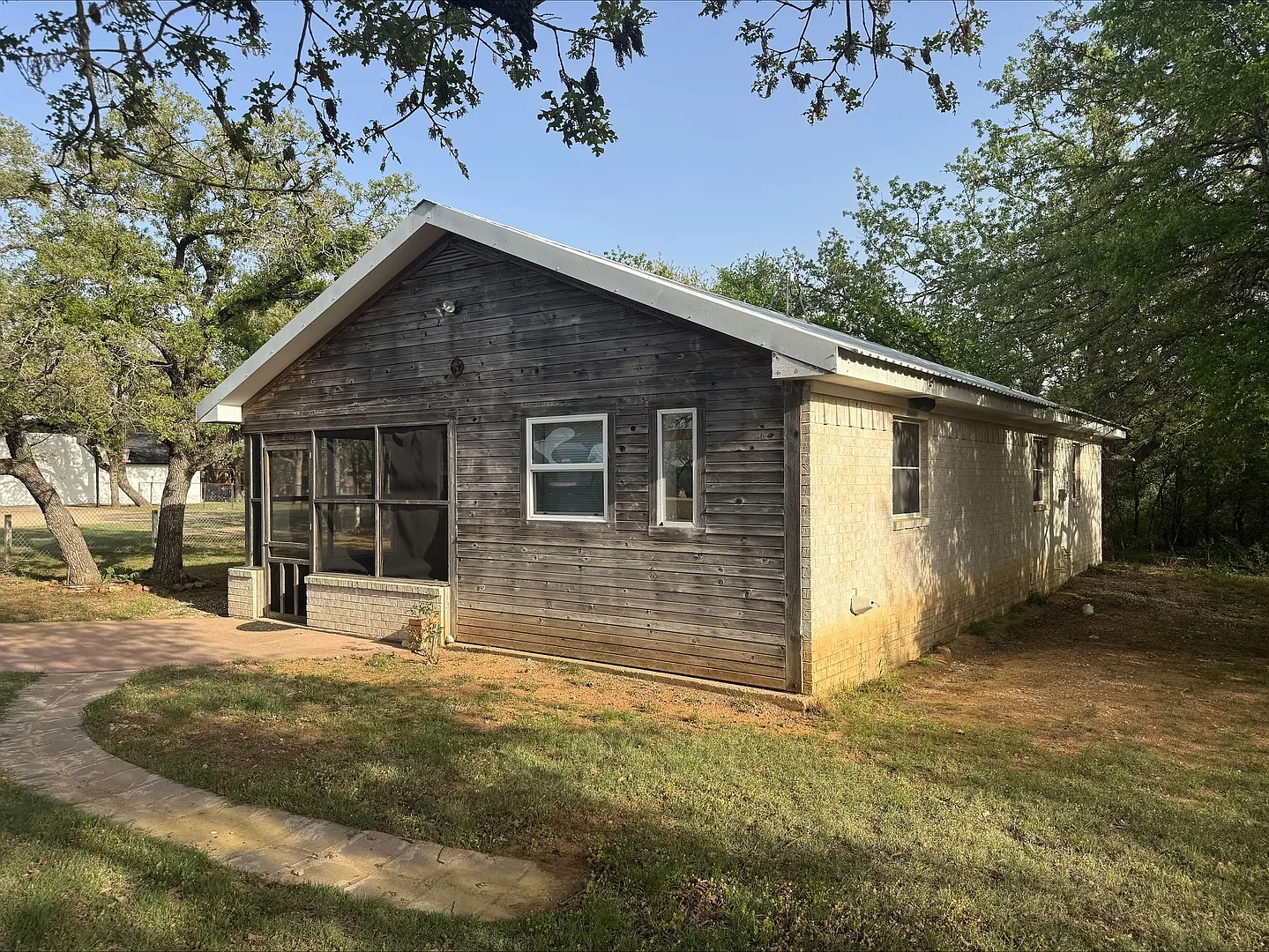 Charming 1 Bed, 1 Bath Cottage Near the Interstate — Photo 3