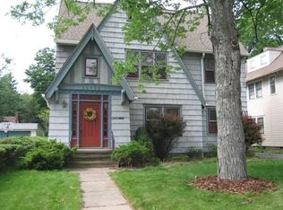 12933 Cedar Rd, Cleveland Heights, OH 44118