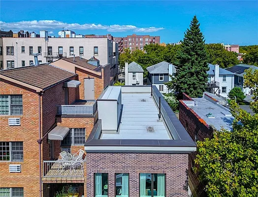 Sold by Remax Edge | media 27