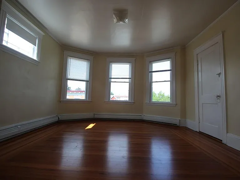 14 Chase St #4 — Photo 2