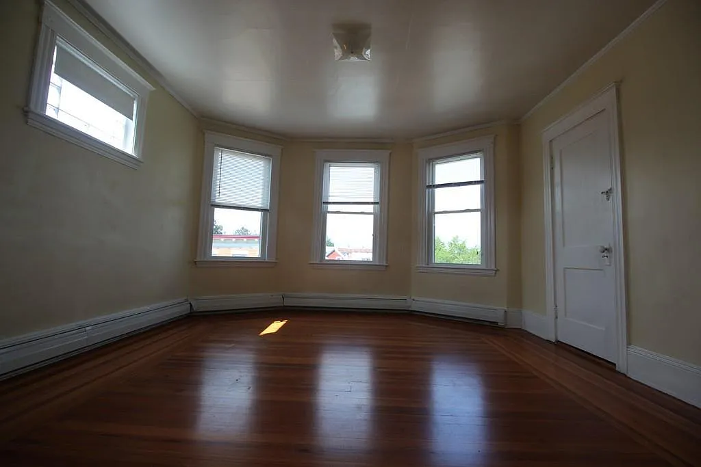 Building Photo - 14 Chase St #4