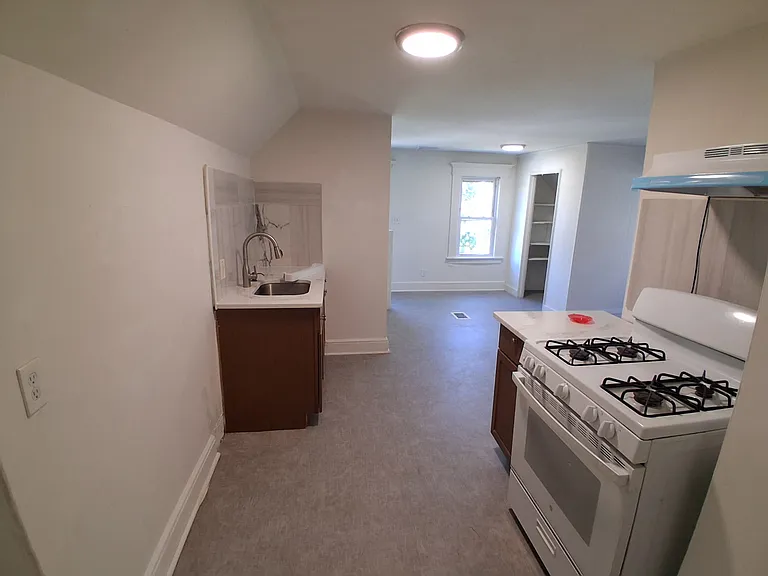 1688-1690 Iranistan Ave #3 — Photo 2