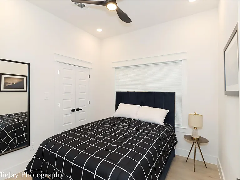 4834 Higgins St #B — Photo 15