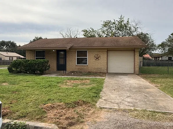 1203 VIVIAN ST, Pleasanton, TX 78064