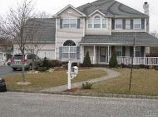 34 Timber Ridge Dr, Huntington, NY 11743
