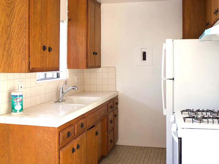 115 S Meridith Ave #5 — Photo 3