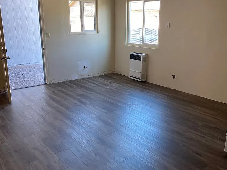 1127 E Laurel Dr — Photo 2