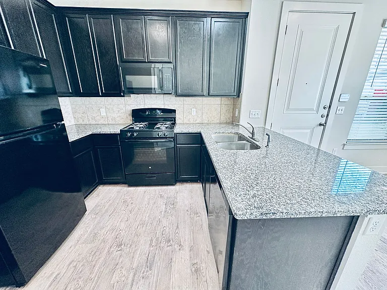 2216 Creekside Ln — Photo 6