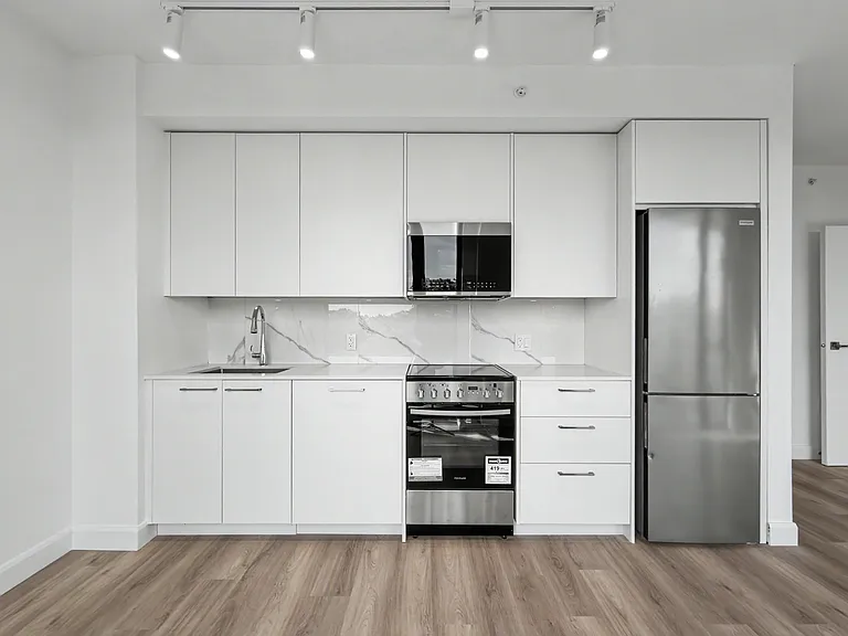 2511 Carolina St — Photo 112
