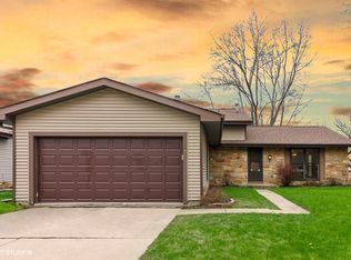 1352 Sunnybrook Dr, Naperville, IL