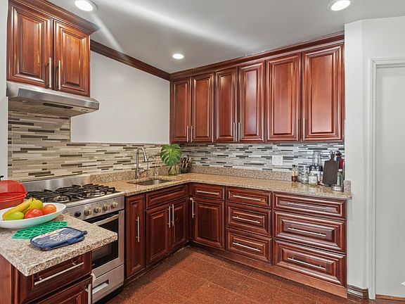 3rd image of 436 Undercliff Ave Fl 1