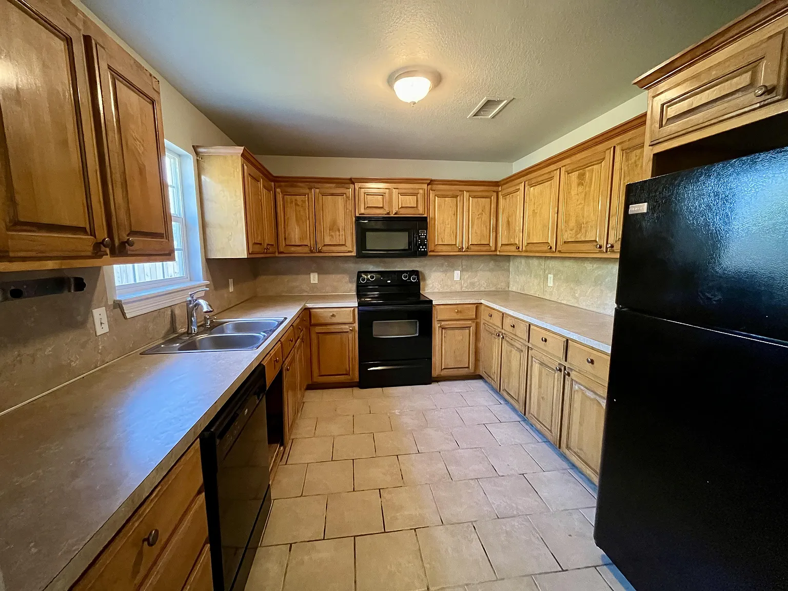 4 bed, 2.0 bath, 1494 sqft, $806 — Photo 4