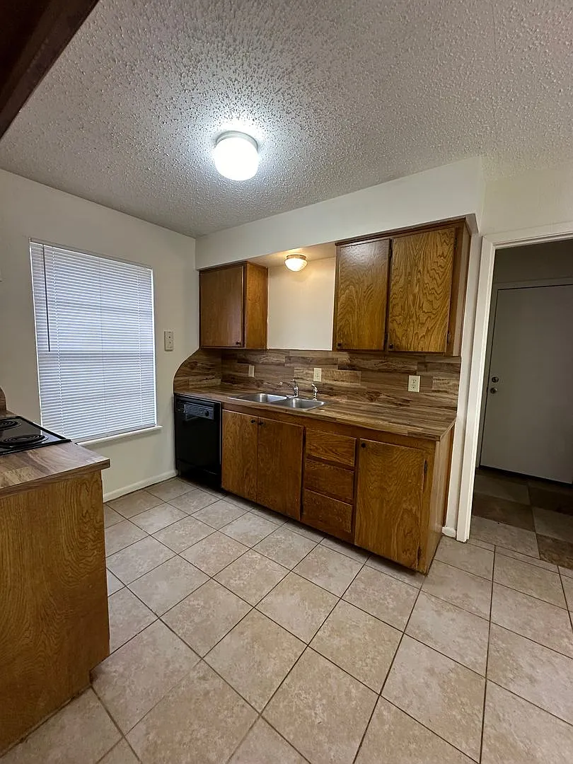 1008 Cheryl Street — Photo 4