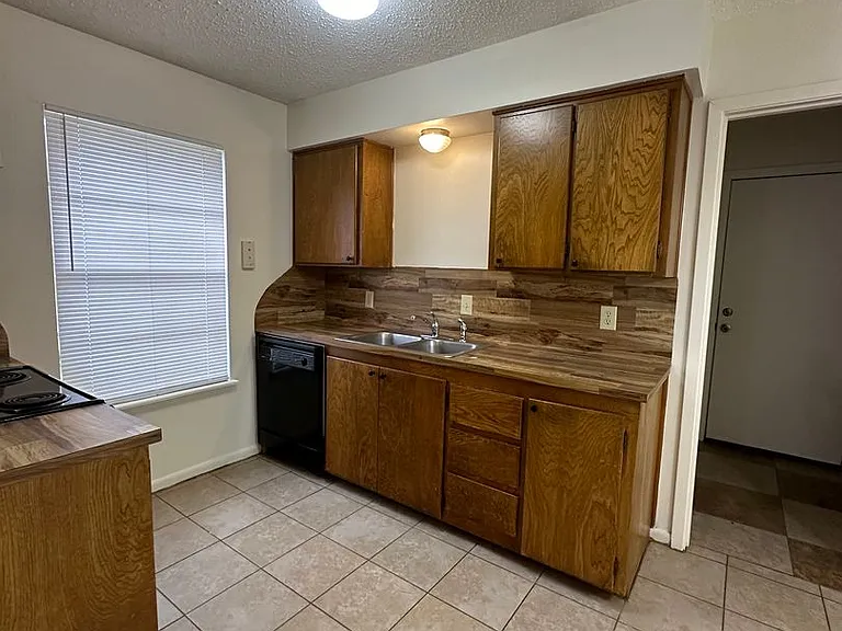 1008 Cheryl St — Photo 4