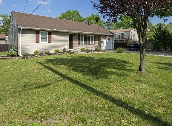 2nd image of 1752 Longwood Dr