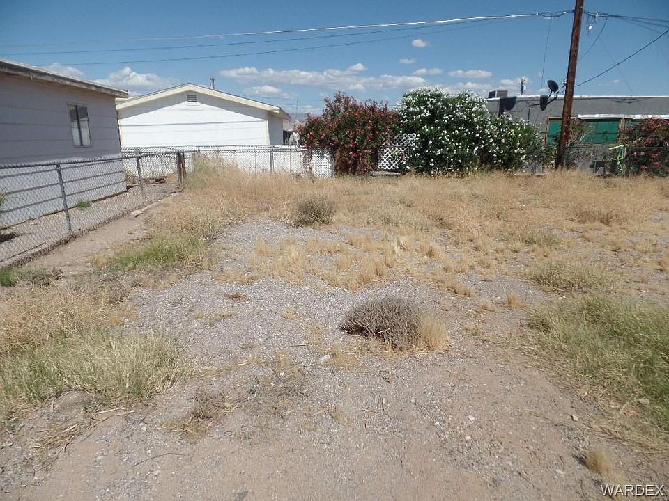 2nd image of 1942 Artesia Dr