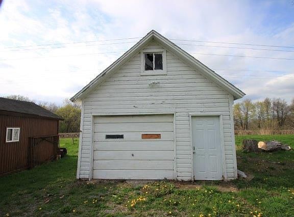 1.5 car detached garage