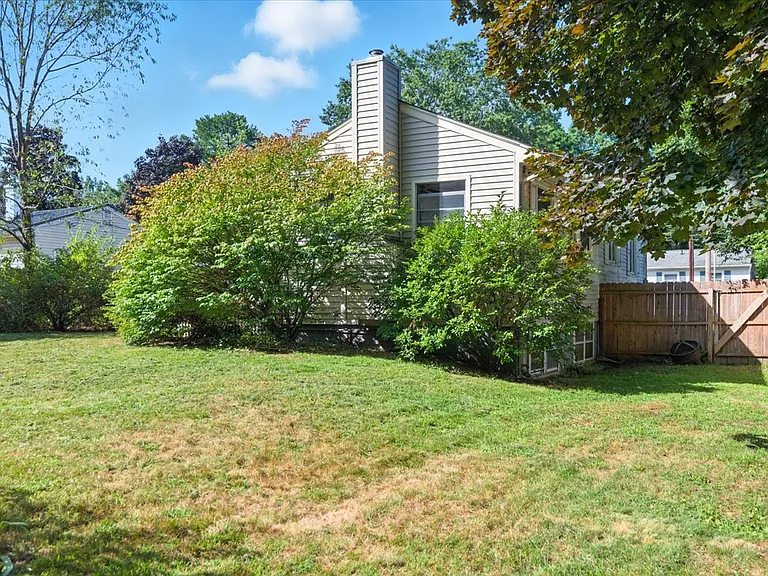 18 Maplewood Dr — Photo 44