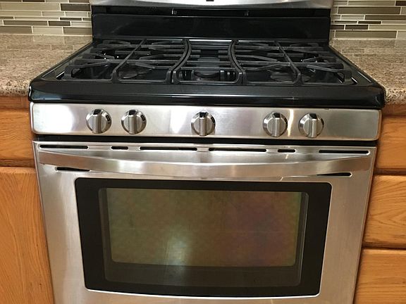 5 burner gas stove, convection oven and the bottom is a warming drawer