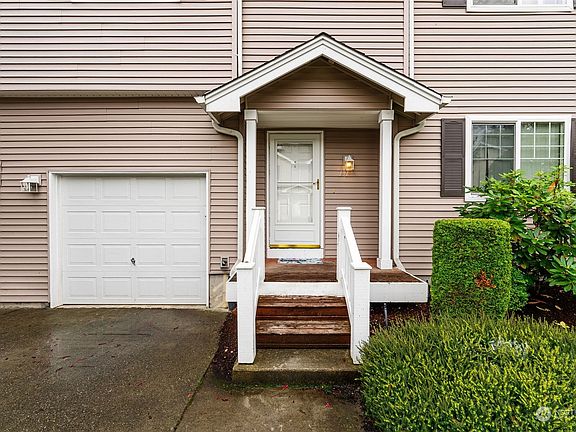 3rd image of 131 NE Tucannon Court