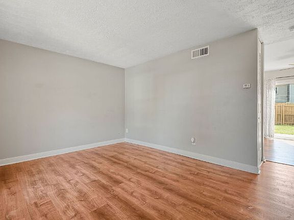5th image of 4711 Brompton Sq