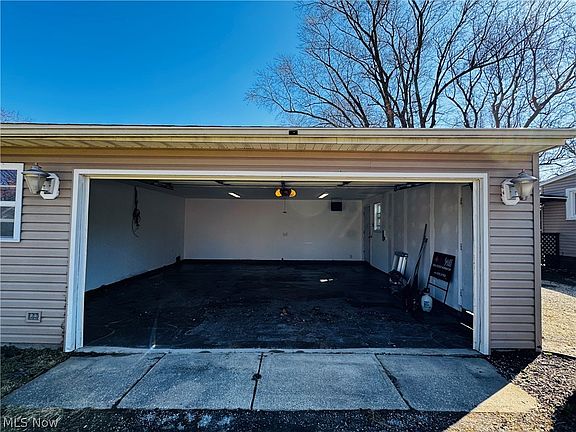 4th image of 1088 Skinner Ave
