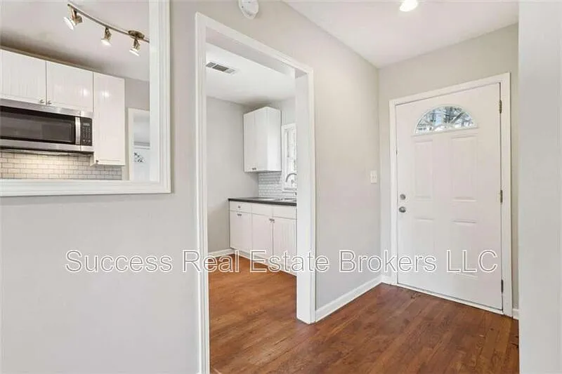 3 bed, 2.0 bath, 1394 sqft, $1,925 — Photo 2