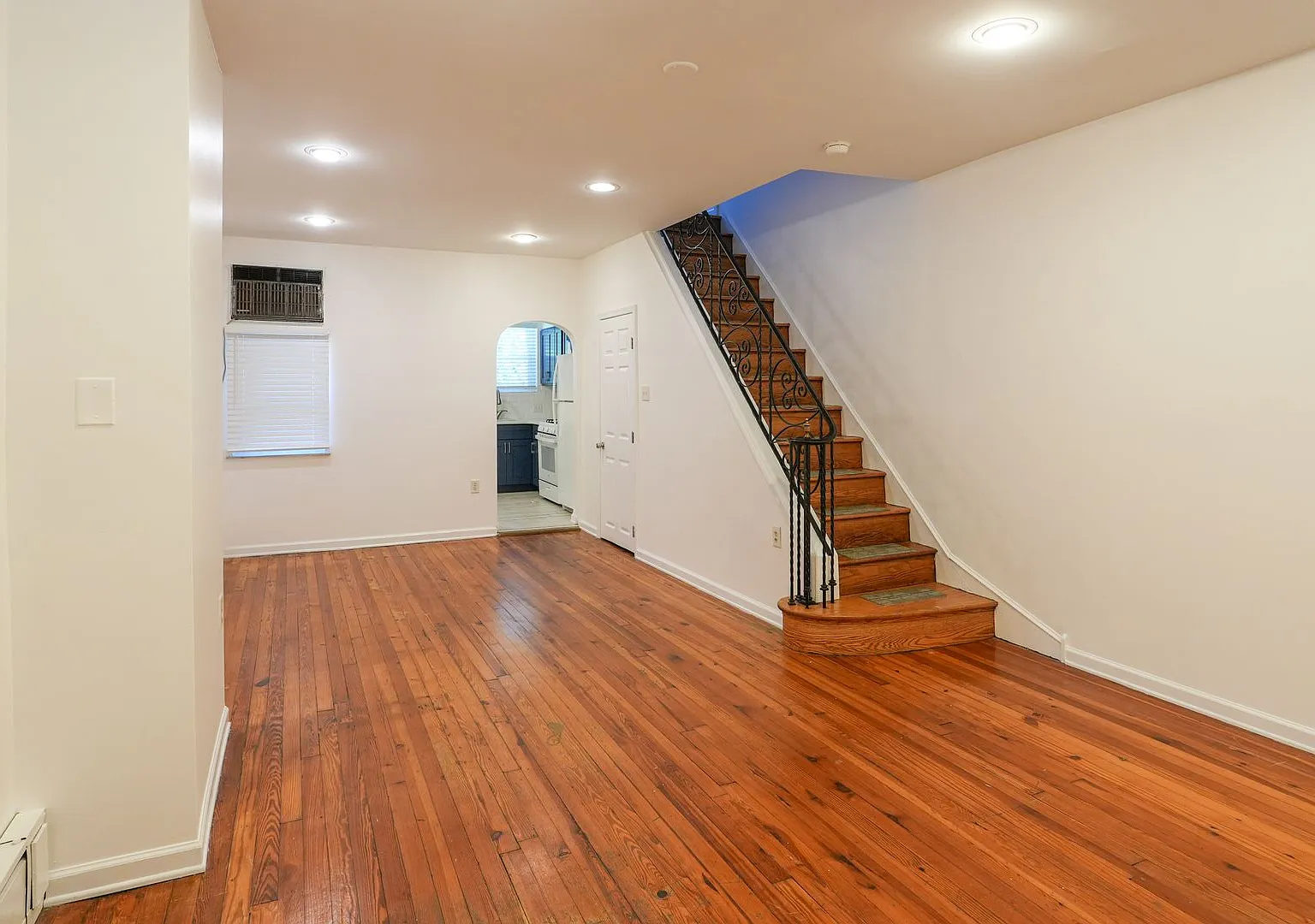 Newly renovated 2 bedroom — Photo 4