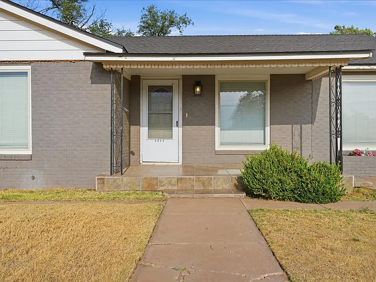 1011 Walnut St — Photo 3