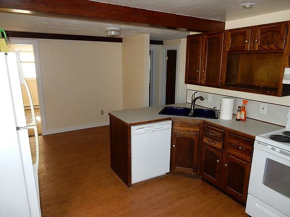 Kitchen (view 2)