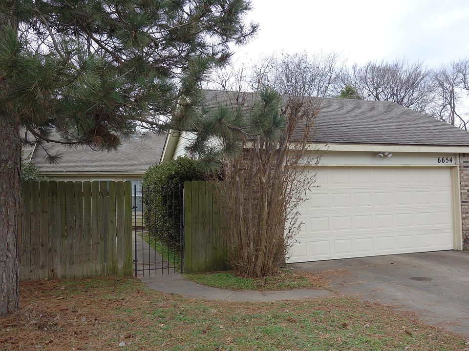 Single Story 3/2/2 Duplex with spacious open layout. Lots of updates!