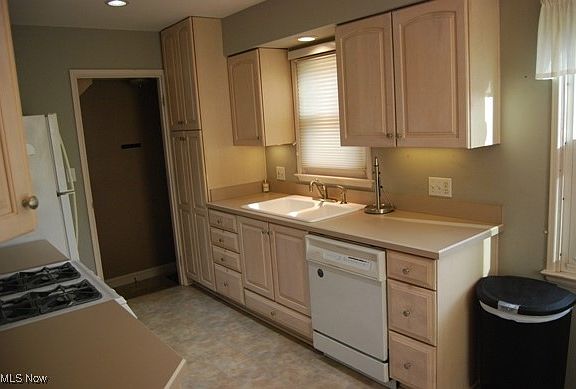 4th image of 2708 Silverdale Ave
