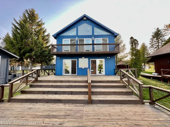 8785 Lakeshore Rd, Lexington, MI 48450
