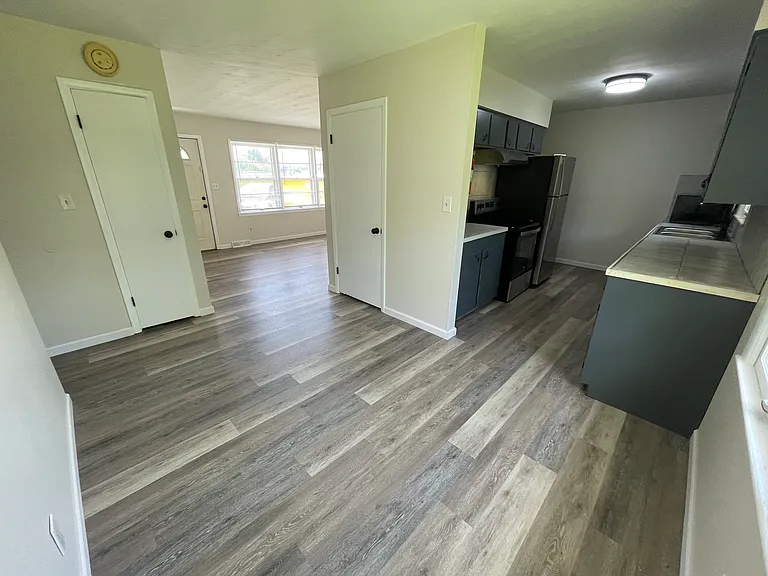 2207 Clark Ln — Photo 4