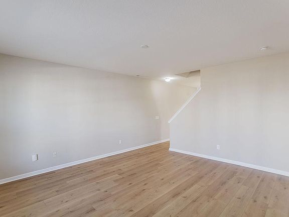 4th image of 121 Holly Hock Ln