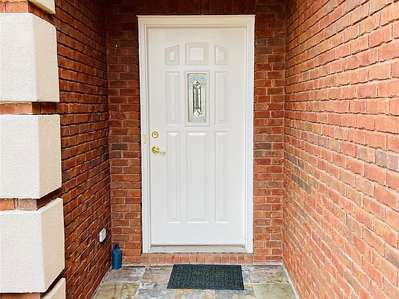 2nd image of 1612 Parkview Dr S