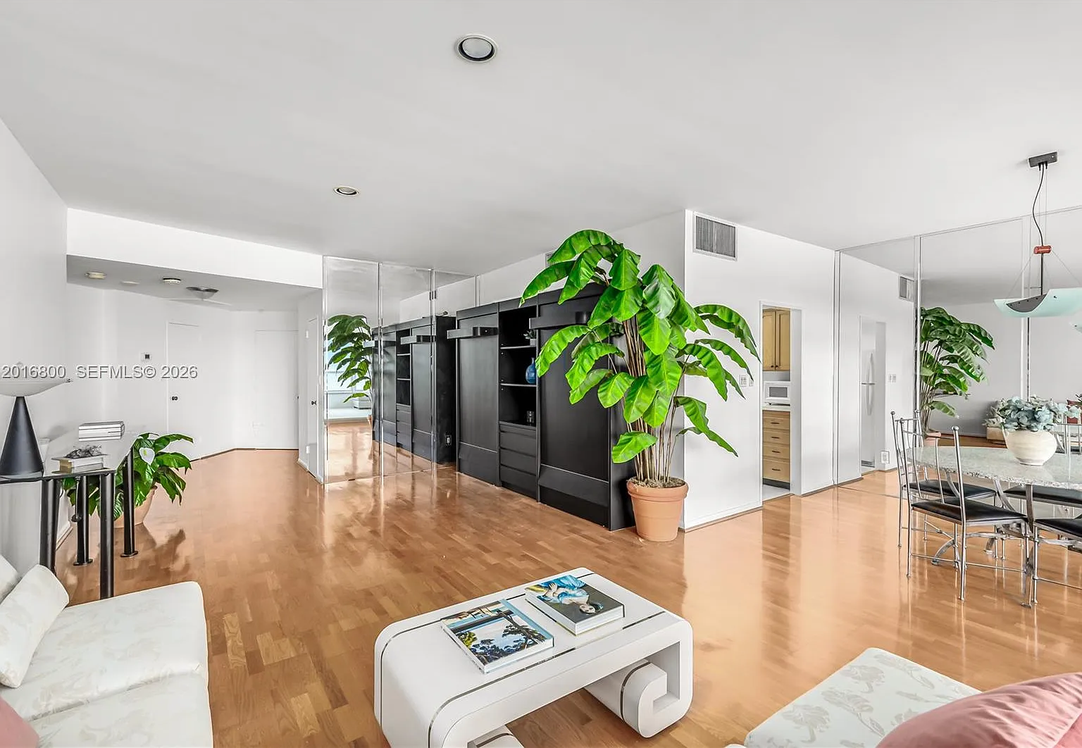 The Executive Condo — Photo 4