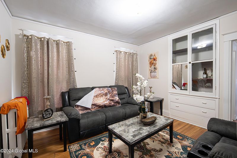 4th image of 372 2nd Avenue