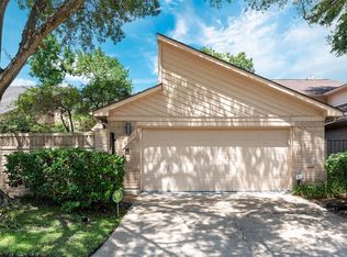 8016 Oakwood Bend Dr, Houston, TX 77040