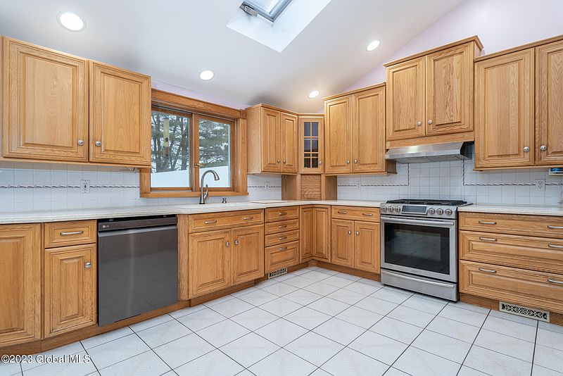 3rd image of 9 Carr Road