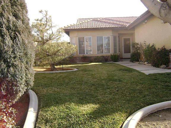 nicely landscaped front & back