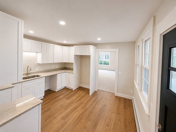 5th image of 1076 Hill St