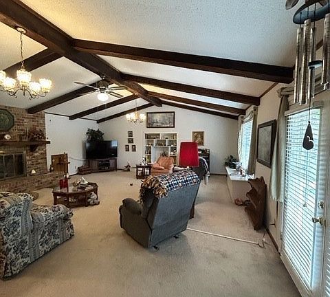 4th image of 102 E Crockett St