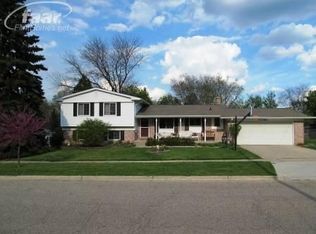 11365 Grand Oak Dr, Grand Blanc, MI