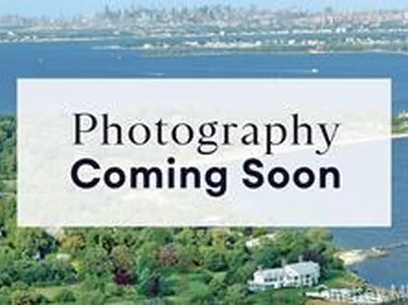 4 Hope Dr, Plainview, NY 11803