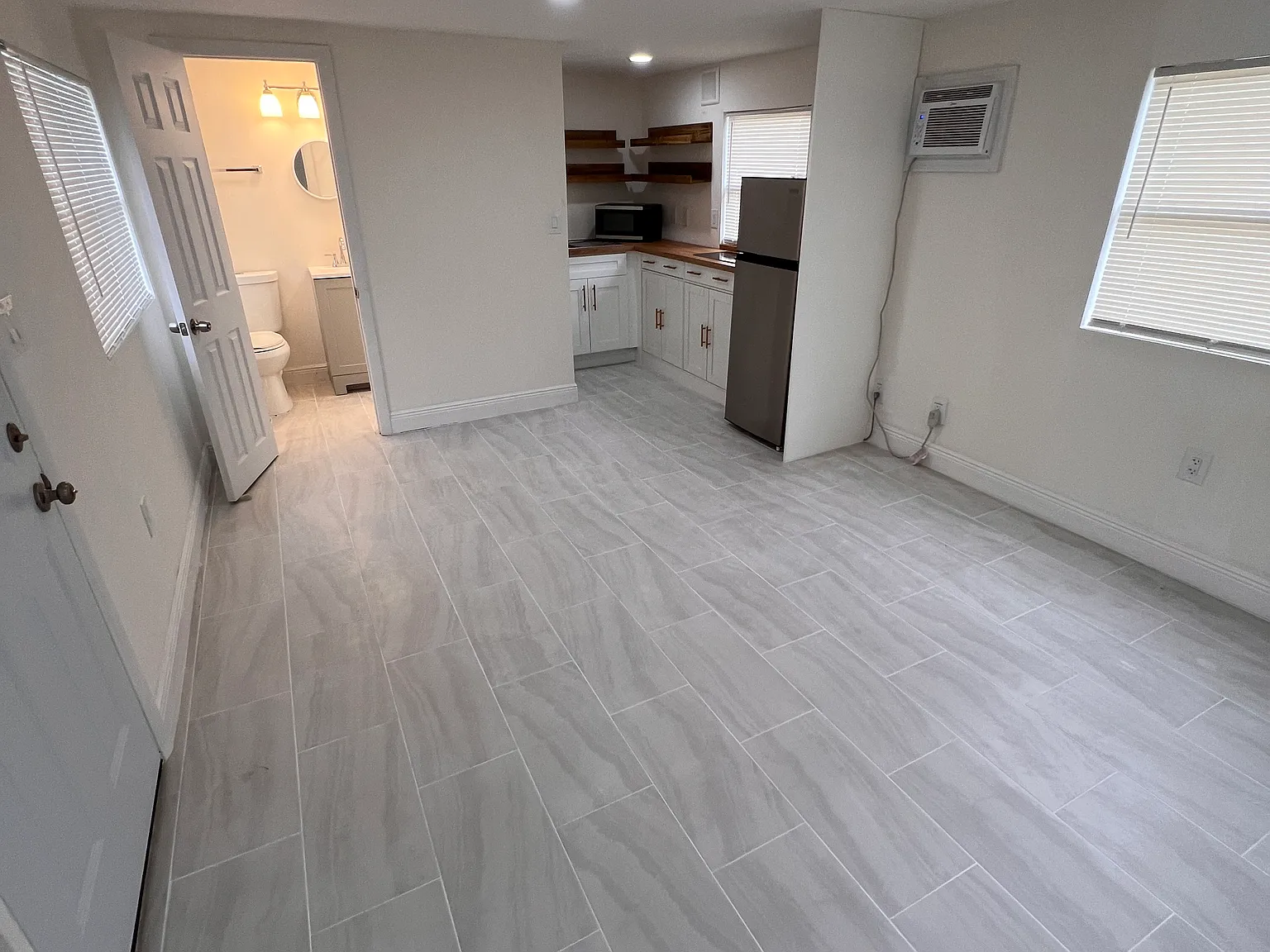 8411 N Hamner Ave — Photo 2